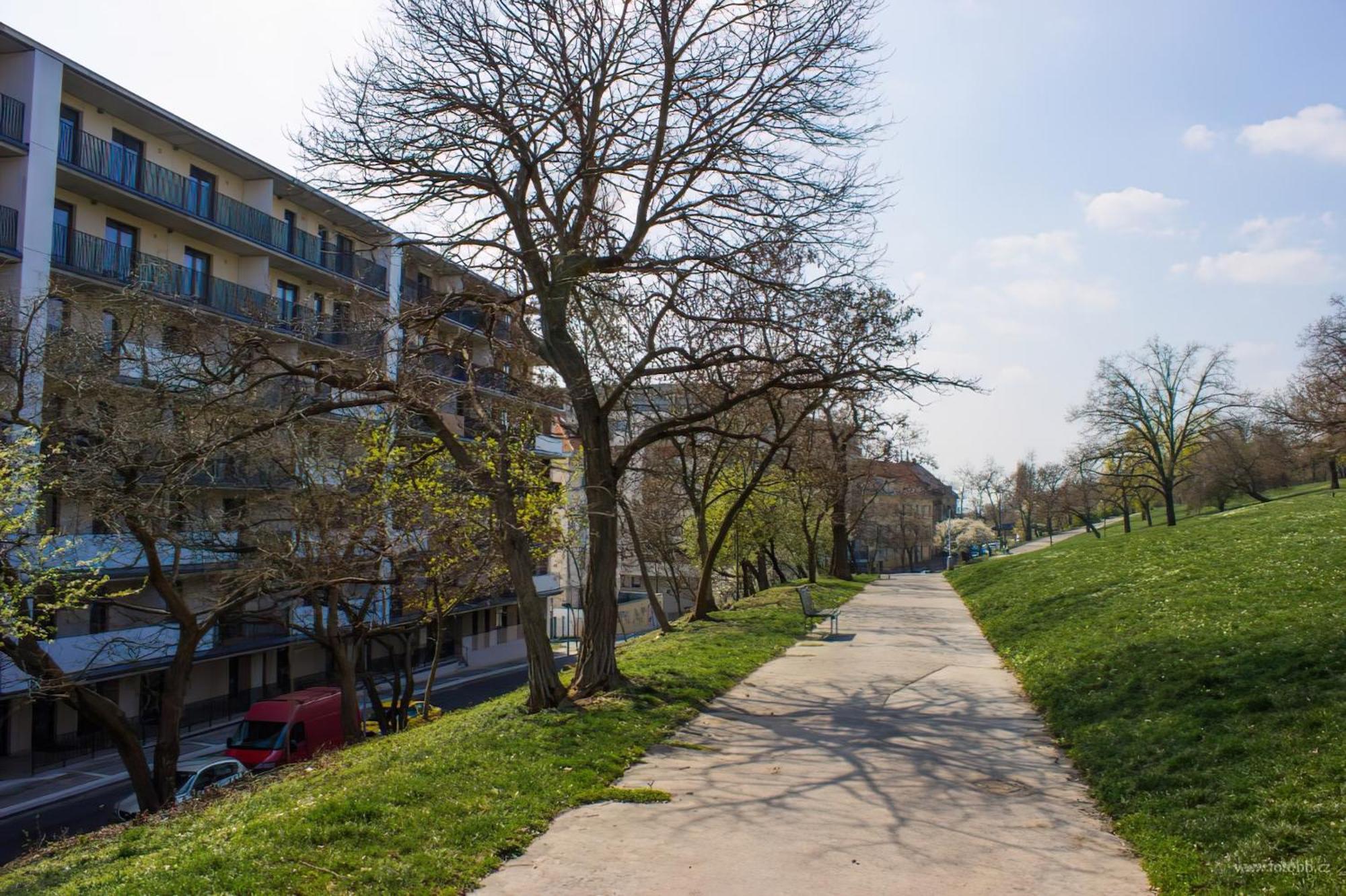 Апартаменты Onsite Free Garage Parking, 10Min Centre By Bus Прага Экстерьер фото